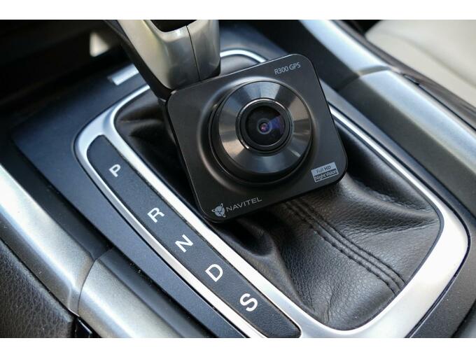 NAVITEL avto kamera R300 GPS